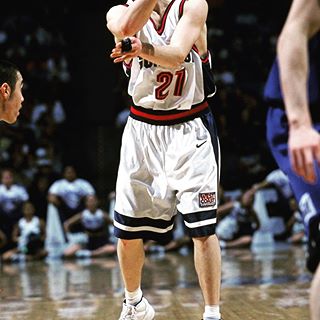 ⛹🏻LINK IN BIO⛹🏻Dan Dickau pulled out serious heat during Gonzaga's Tournament run in the early 2000s • Head to NiceKicks.com to hear him speak on his footwear #MarchMadness memories.
#NiceKicks 📝:@IanStonebrook